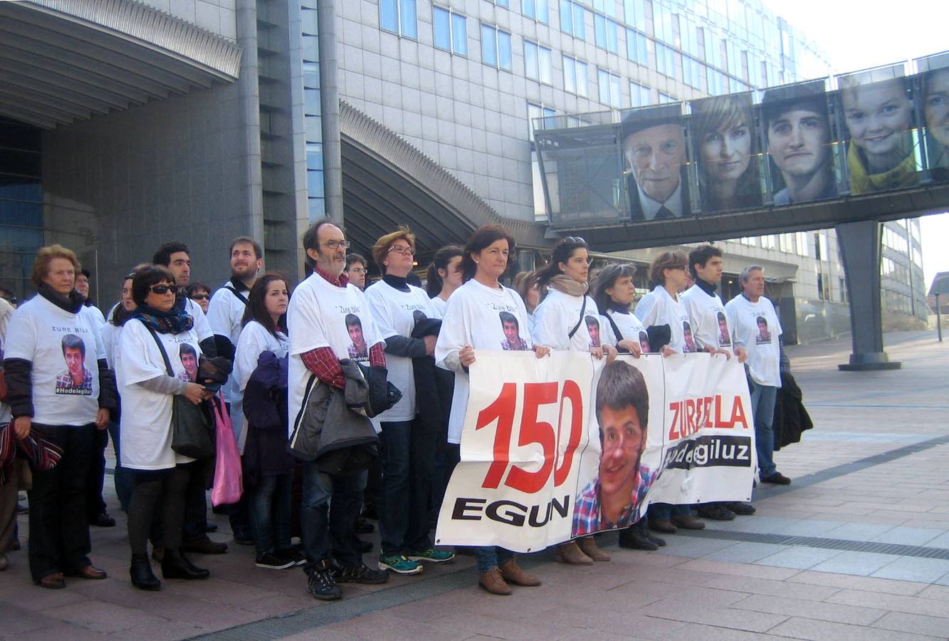 Familiares y amigos de Hodei Egiluz se concentran en el Parlamento Europeo en Bruselas al cumplirse 150 dias de la desaparicion del joven.