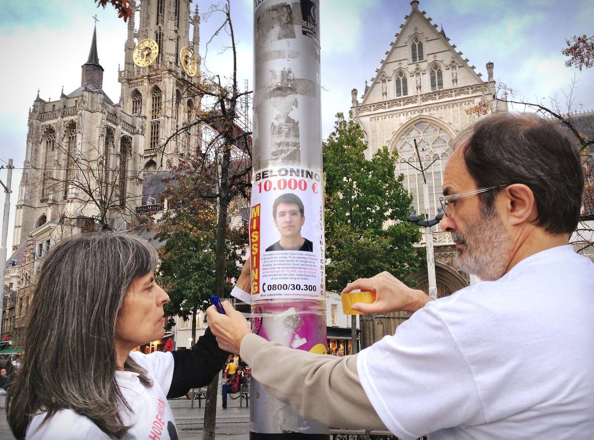 Octubre de 2014. Koro Díaz y Pablo Egiluz, padres del joven desaparecido Hodei Egiluz, colocan carteles en Amberes. Al cumplirse el primer aniversario de su desaparición, la familia ofrece 10.000 euros a quienes den pistas sobre su paradero.