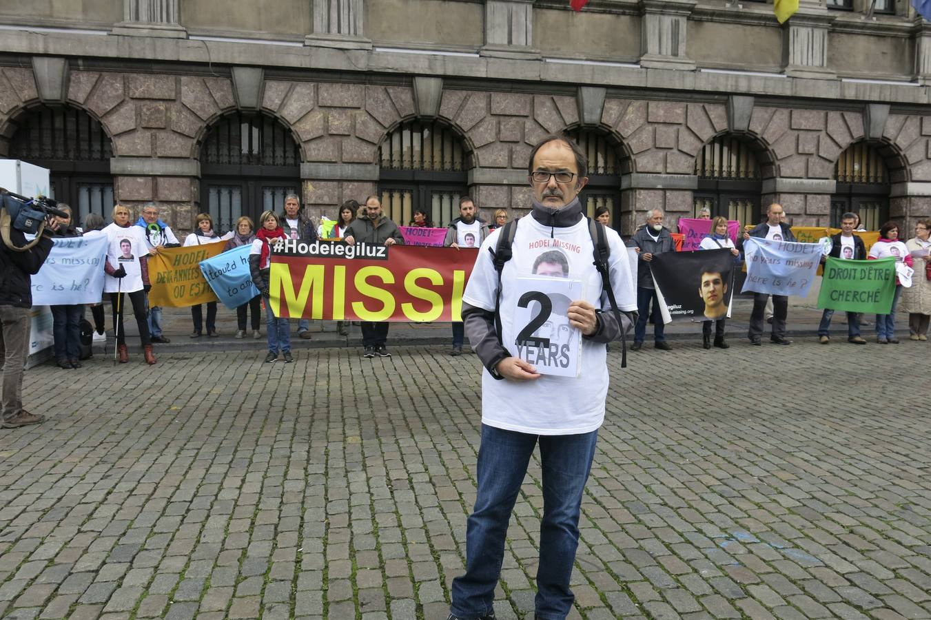 Octubre de 2015: dos años desaparecido. La asociación Hodei Bila organiza un viaje a Bélgica para realizar una concentración frente al Ayuntamiento de Amberes. La Fiscalía de Amberes cierra la investigación del caso y pide al tribunal de la ciudad que juzgue a los sospechosos de haber participado en dos asaltos al joven de Galdakao.