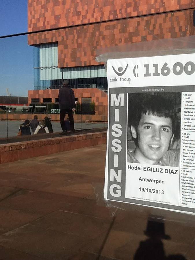 Según publica un periódico belga, la misma noche de la desaparición, varios extraños intentaron sacar dinero con la tarjeta de Hodei. El robo cobra fuerza como hipótesis de su desaparición.