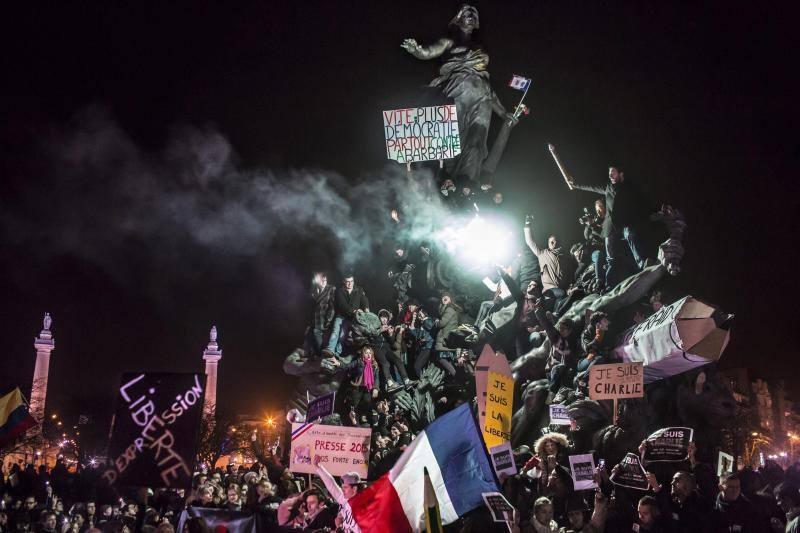 La fotografía muestra a un grupo de personas participando en una manifestación antiterrorista organizada tras los atentados a la revista satírica Charlie Hebdo, en París (Francia). Segundo premio individual,