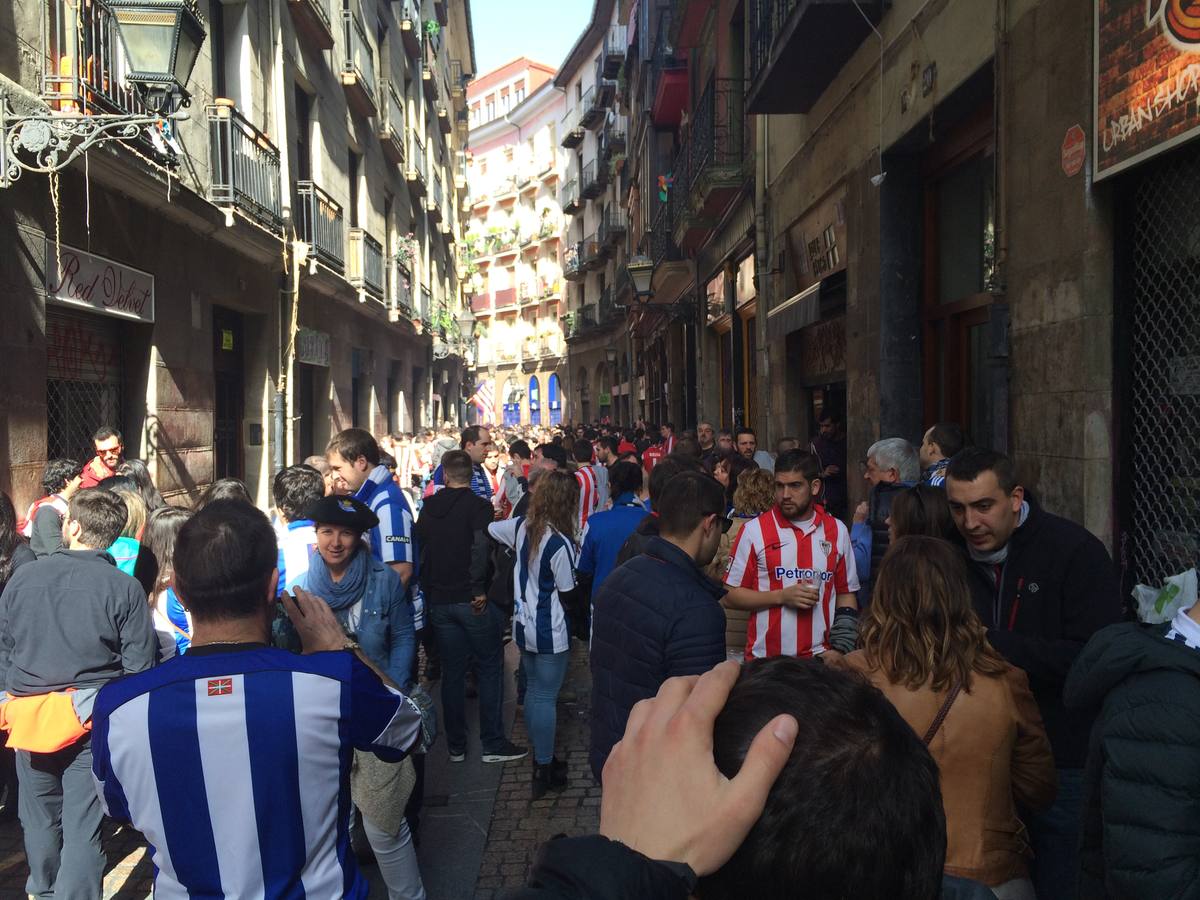 Buen ambiente en las calles de Bilbao antes del berdi