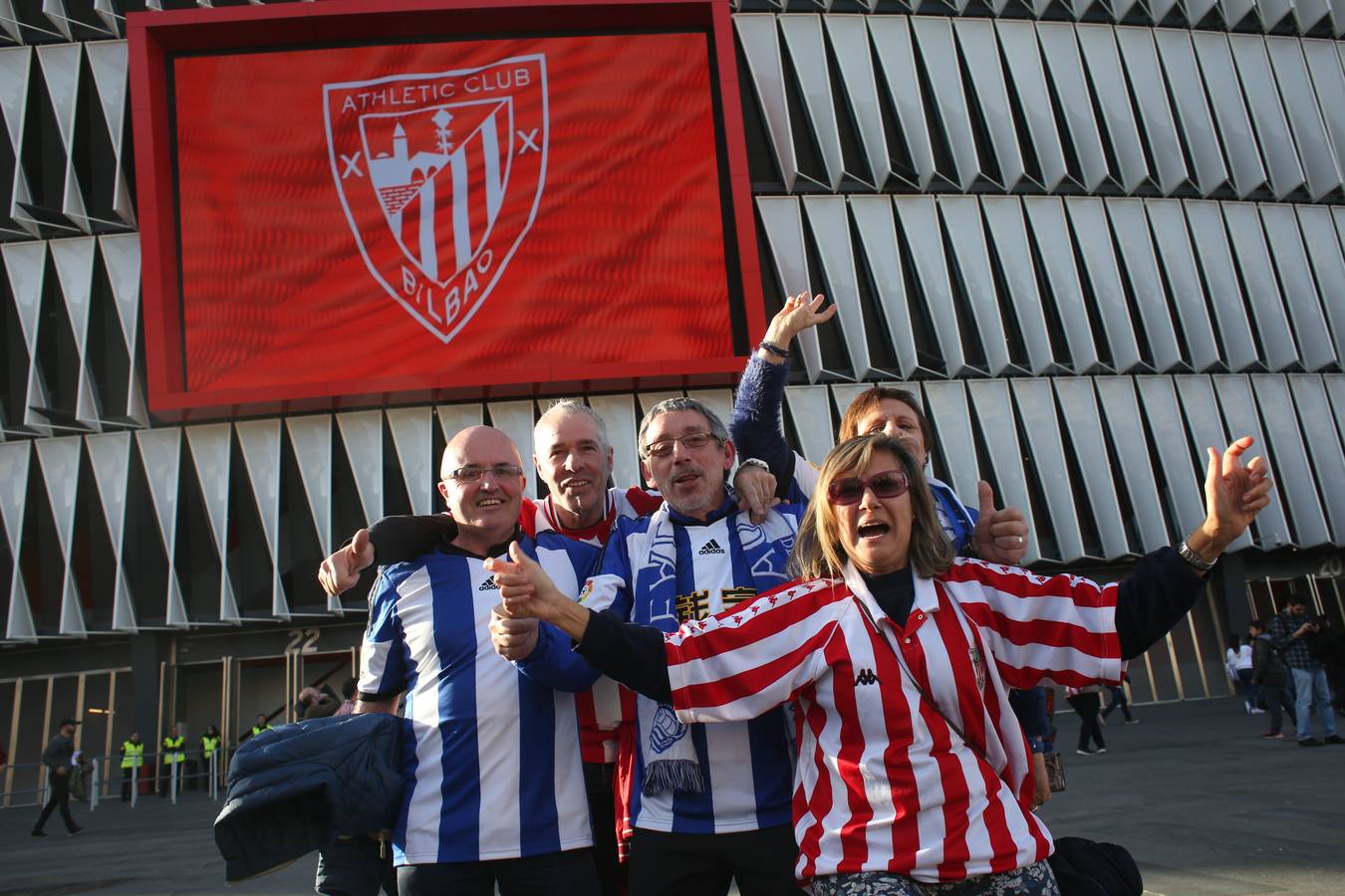 Buen ambiente en las calles de Bilbao antes del berdi