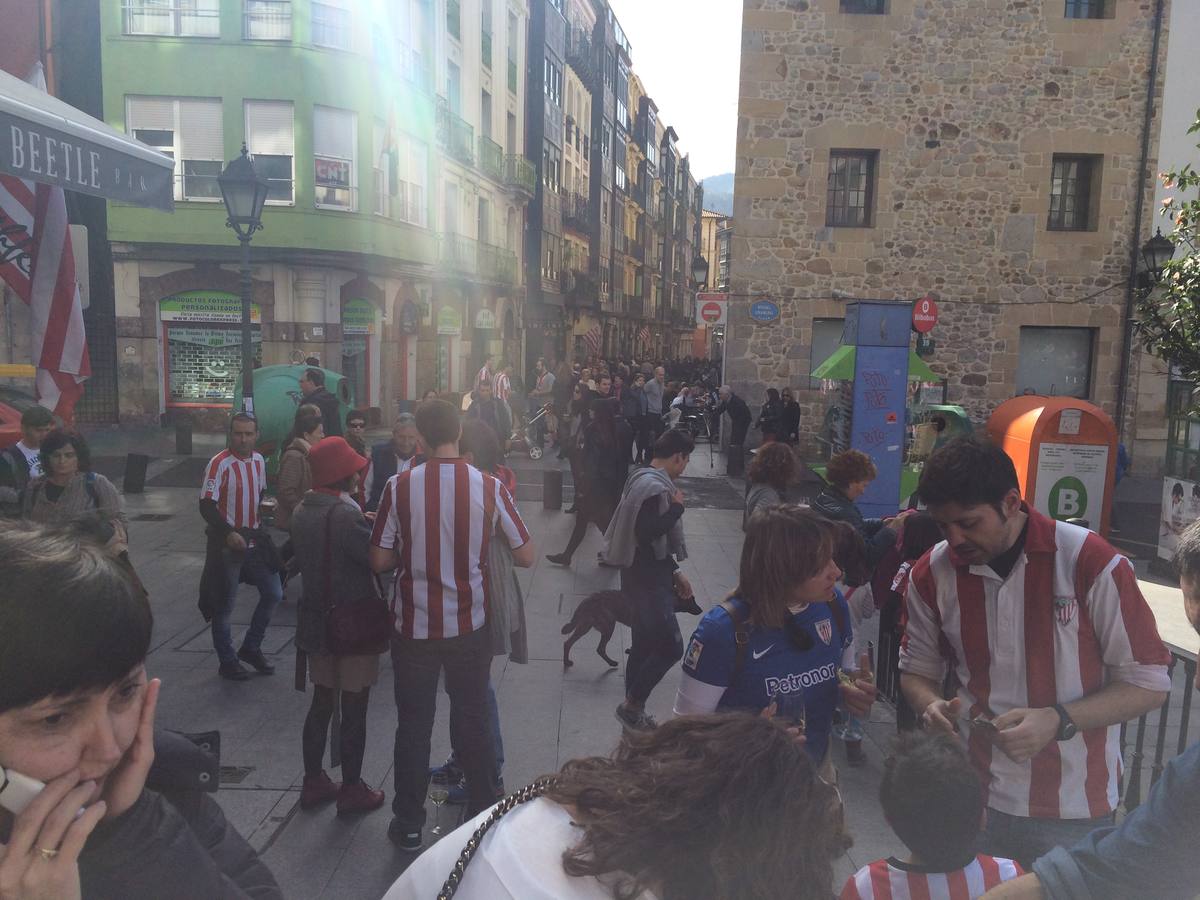 Buen ambiente en las calles de Bilbao antes del berdi