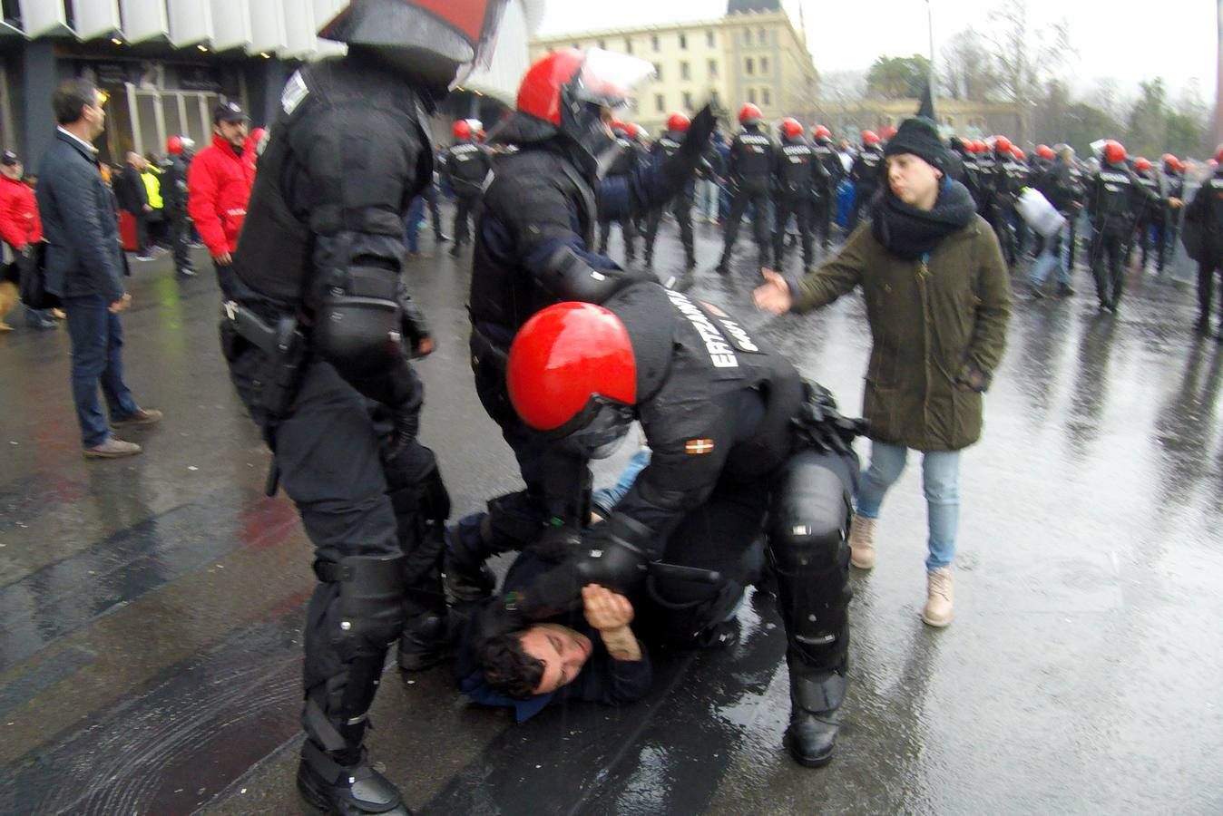 Cinco detenidos en la batalla campal entre los hinchas del Marsella y el Athletic