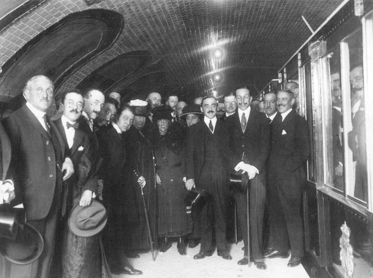 Imagen original del 17 de octubre de 1919 con Alfonso XIII, al que flanquean Miguel Otamendi (izquierda) y Carlos Mendoza.