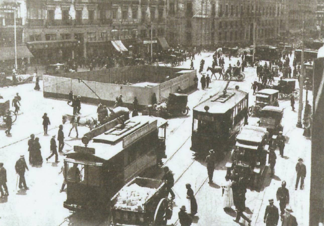 Pozo en plena Puerta del Sol donde la rutina diaria se mantiene sin 'sufrir' los efectos de las obras.