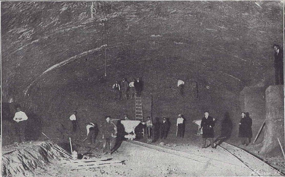 Obras en la bóveda de lo que sería la estación de Cuatro Caminos.