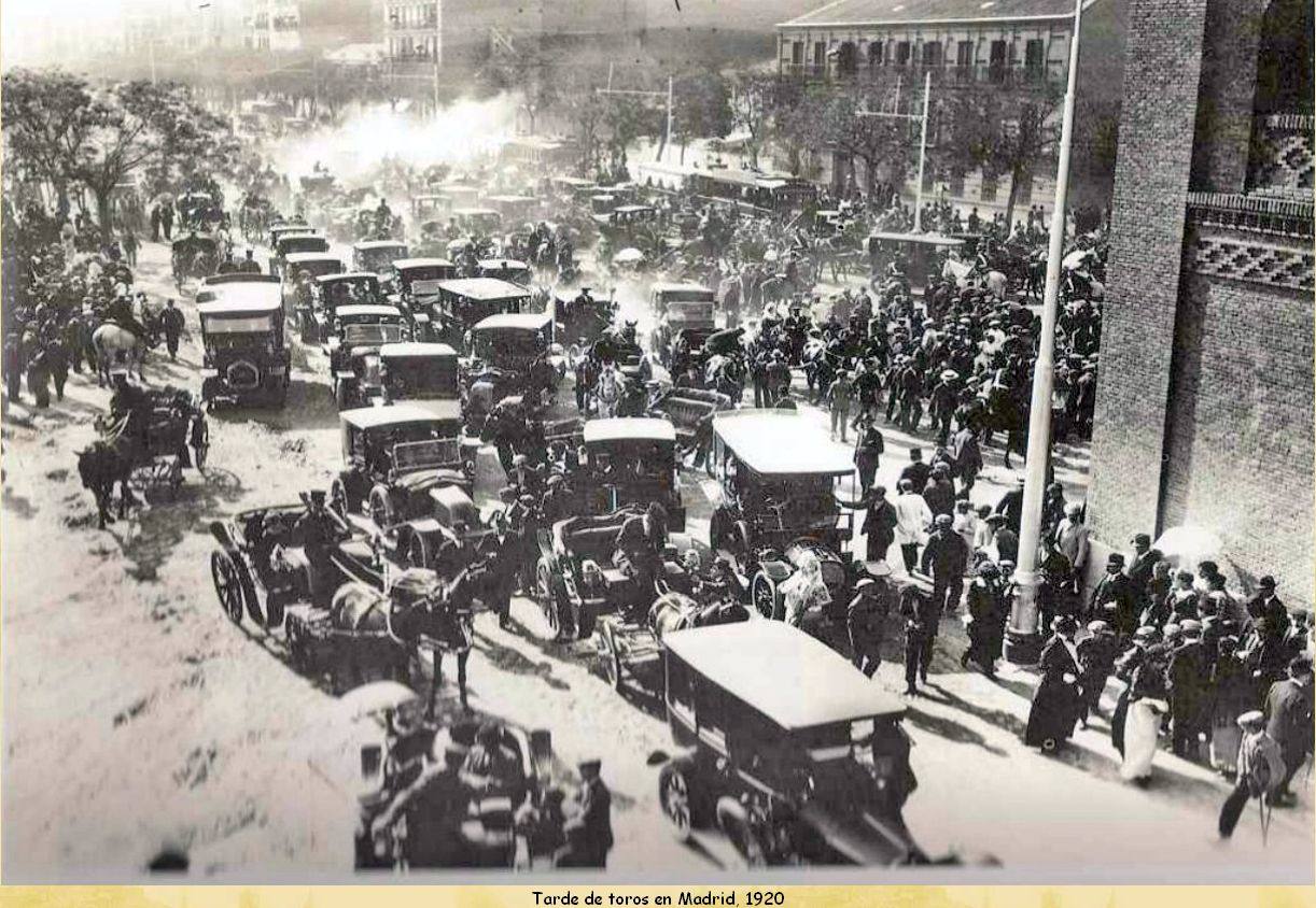 Tarde de toros en 1920, donde se muestra el caótico tráfico que vivía Madrid.