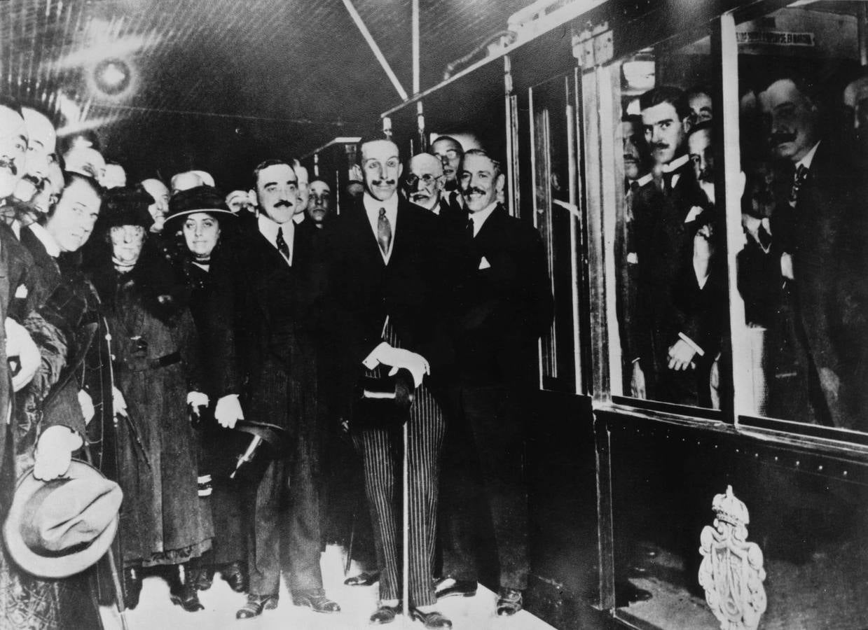 Imagen modificada de la inauguración con Alfonso XIII, con Miguel Otamendi (izquierda) y Carlos Mendoza y, tras el monarca, se 'incorpora' a González Echarte.