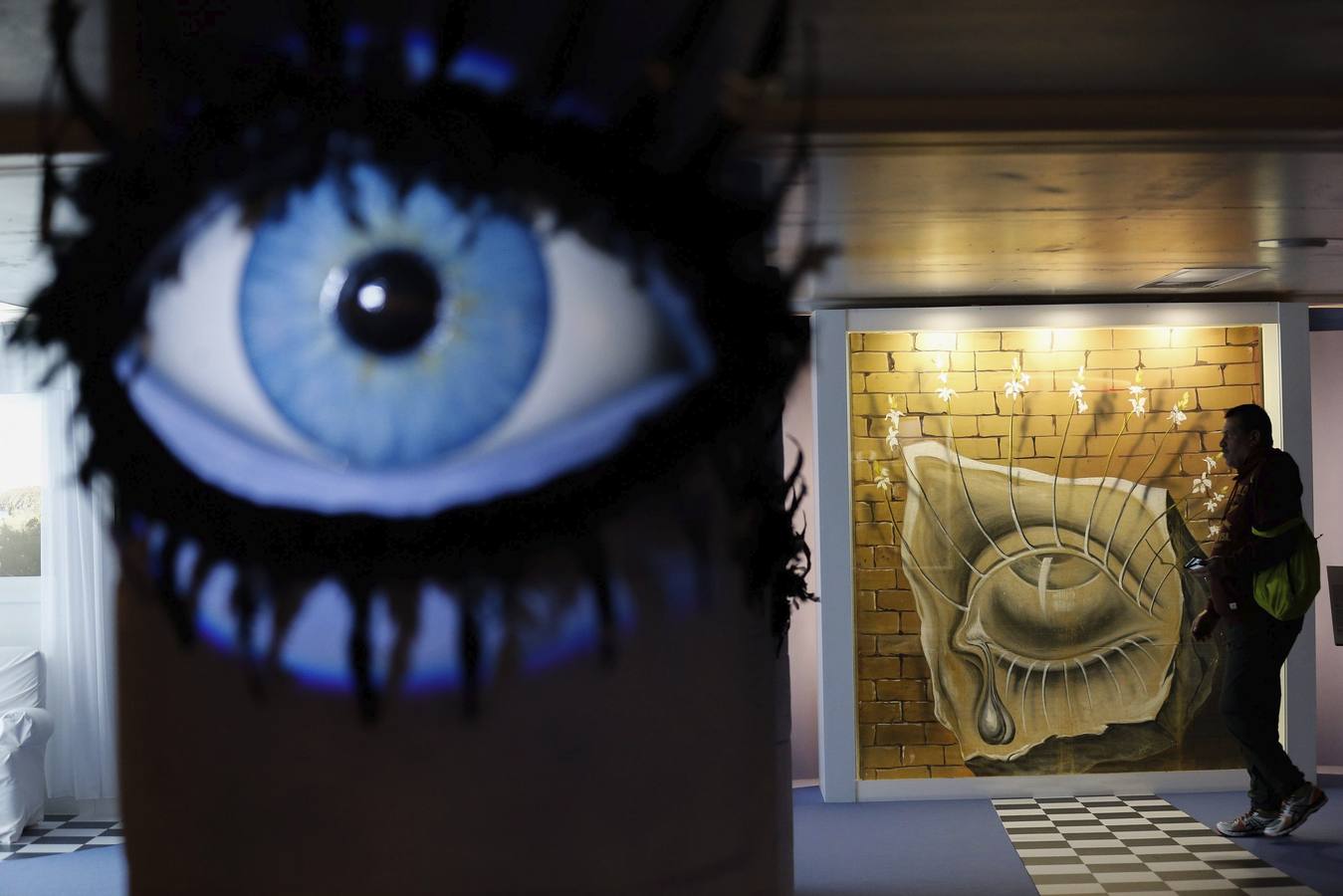 Salvador Dalí se muda a Lieja, Bélgica