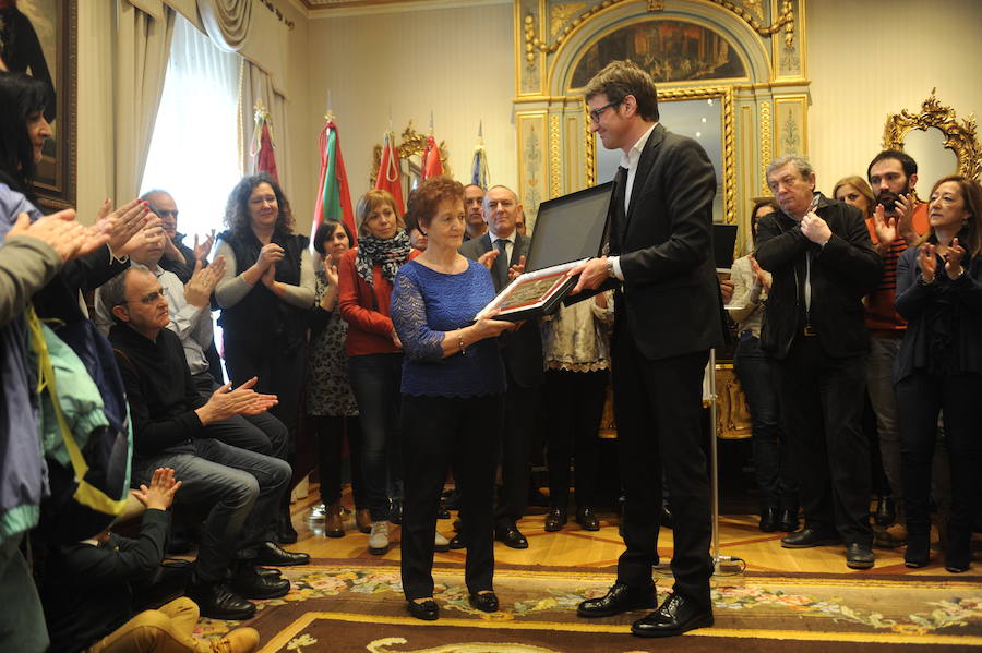 Homenaje en el Ayuntamiento a los familiares del 3 de Marzo