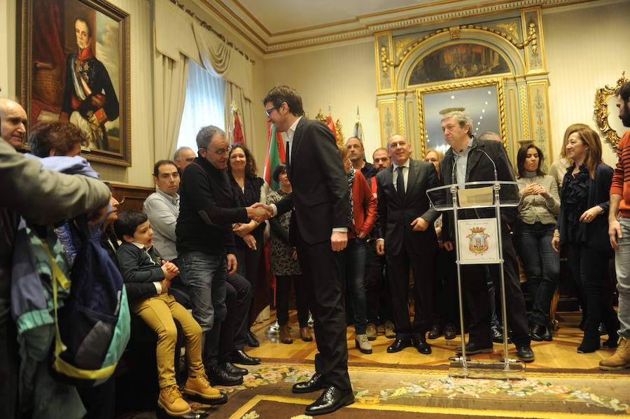 Homenaje en el Ayuntamiento a los familiares del 3 de Marzo