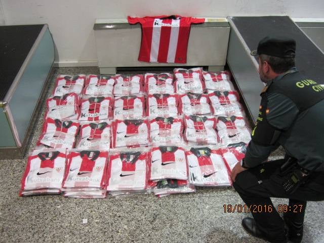 Camisetas falsificadas del Athletic procedentes de Indonesia.