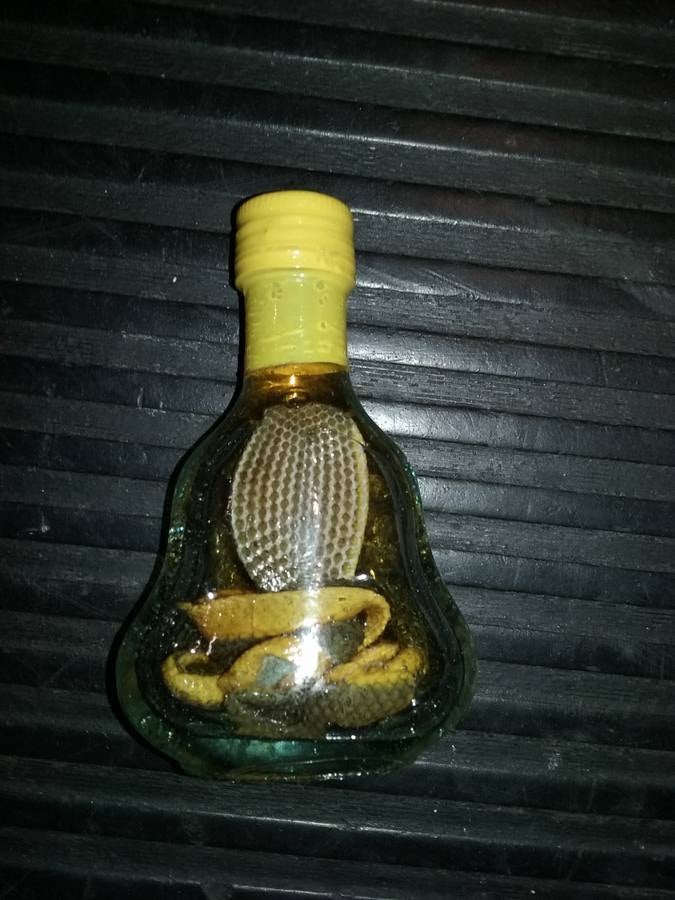 Cobra en una botella mezclada con alcohol procedente de Camboya.