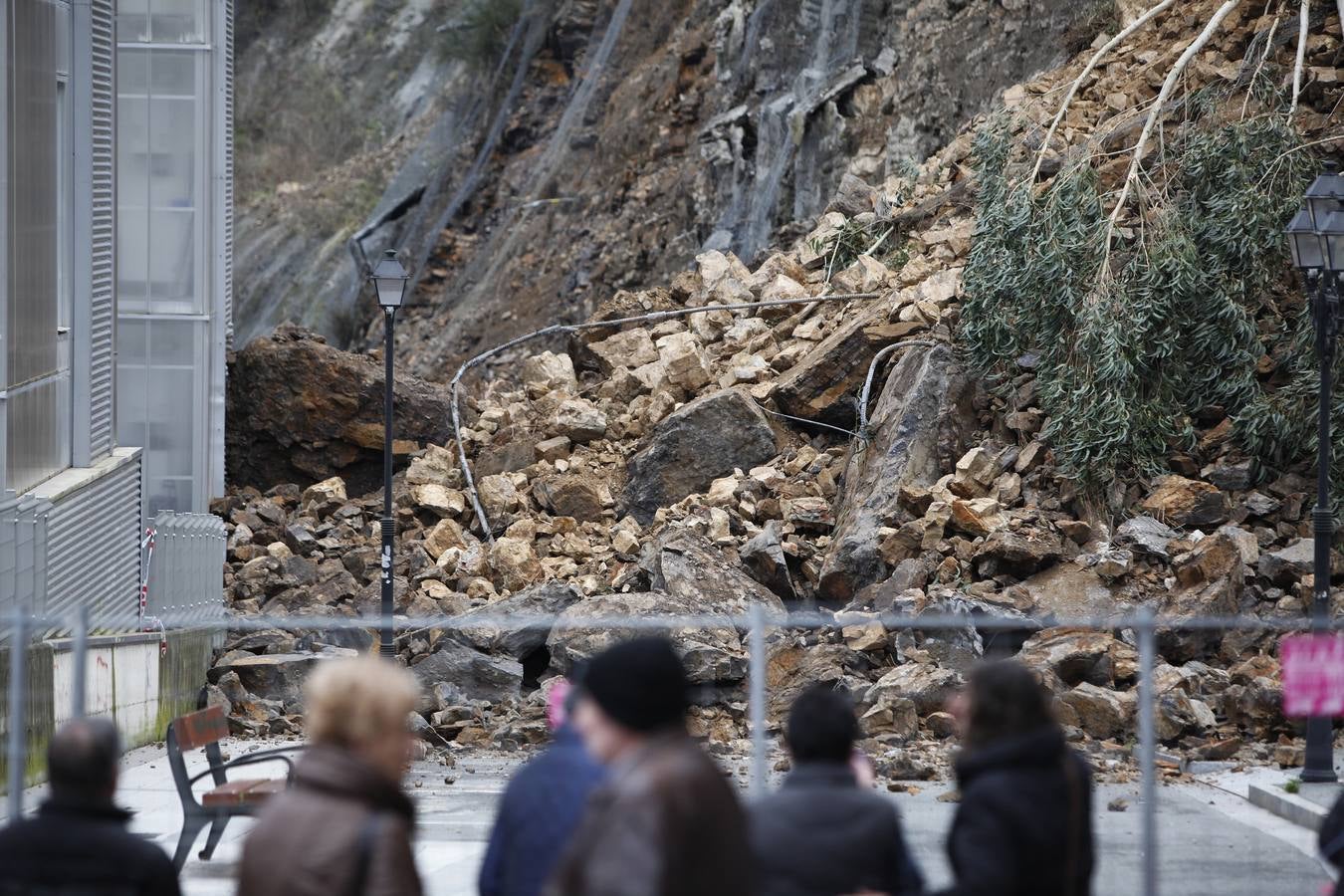 La ladera de Ondarroa sufre un gran desprendimiento que alcanza a las viviendas