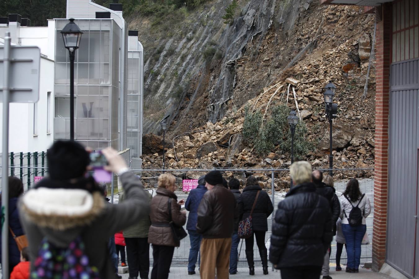 La ladera de Ondarroa sufre un gran desprendimiento que alcanza a las viviendas