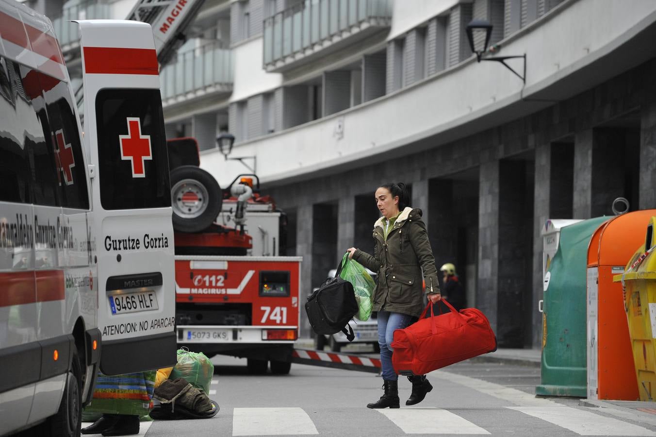 Los bomberos dirigen la recogida de enseres en Ondarroa