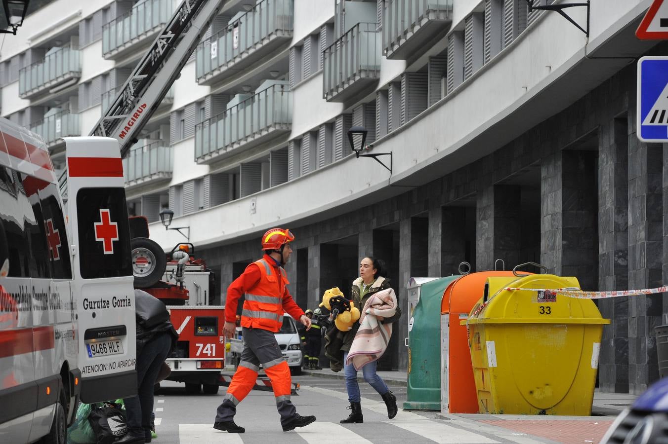 Los bomberos dirigen la recogida de enseres en Ondarroa