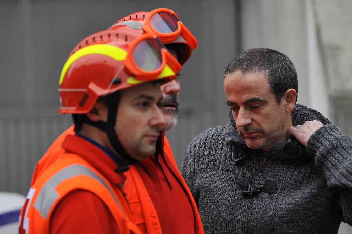 Los bomberos dirigen la recogida de enseres en Ondarroa