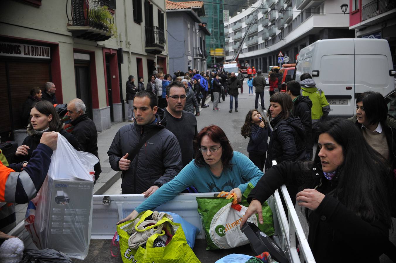 Los bomberos dirigen la recogida de enseres en Ondarroa