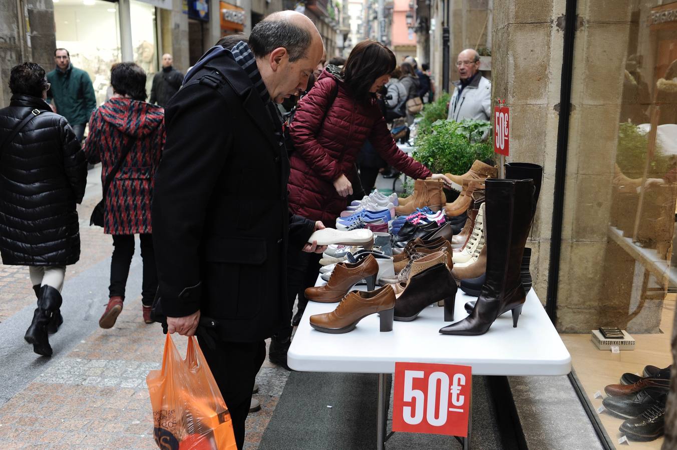 Las gangas aprovechan la tregua de la lluvia para tomar las calles de Bilbao