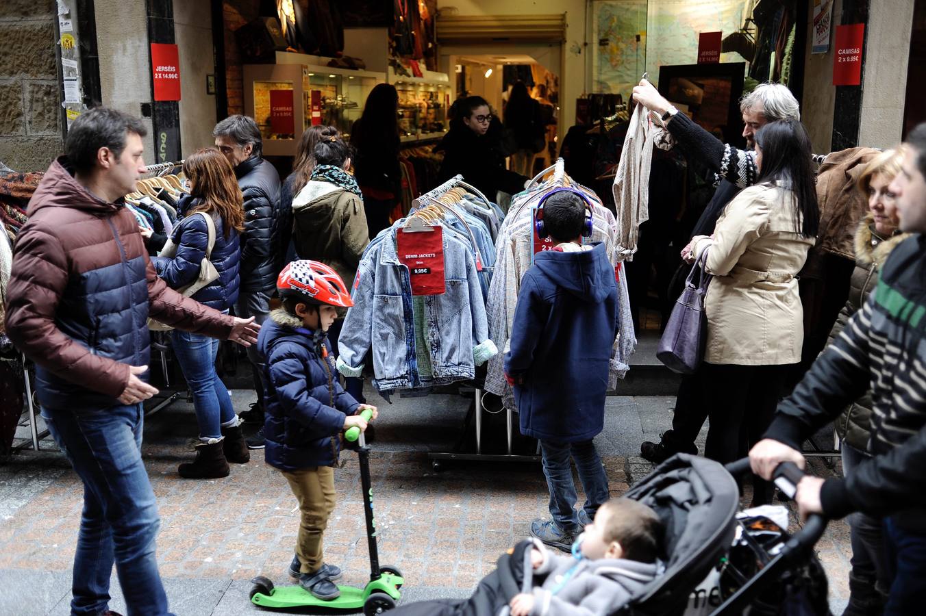 Las gangas aprovechan la tregua de la lluvia para tomar las calles de Bilbao