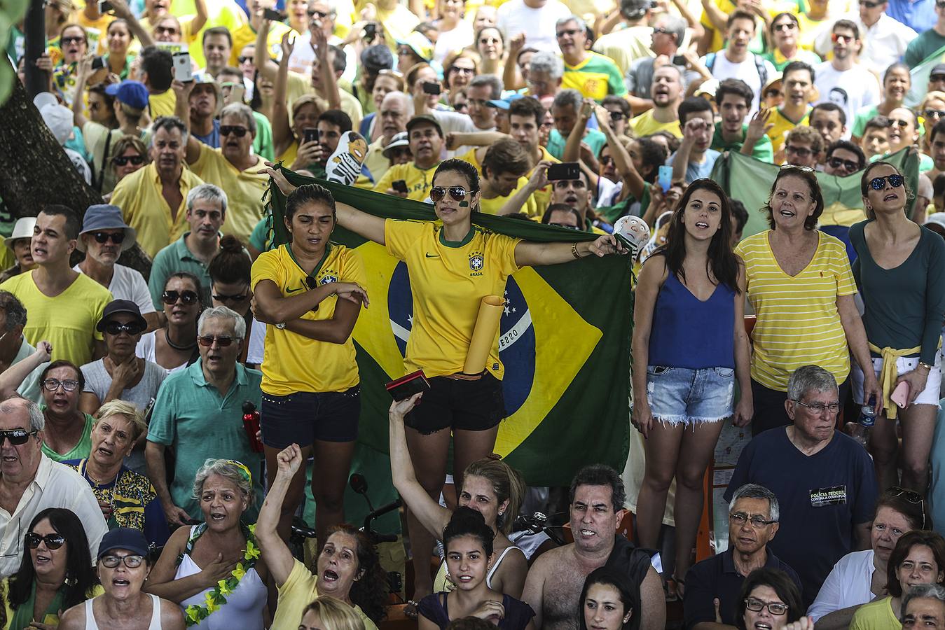 Miles de brasileños se manifiestan contra Rousseff