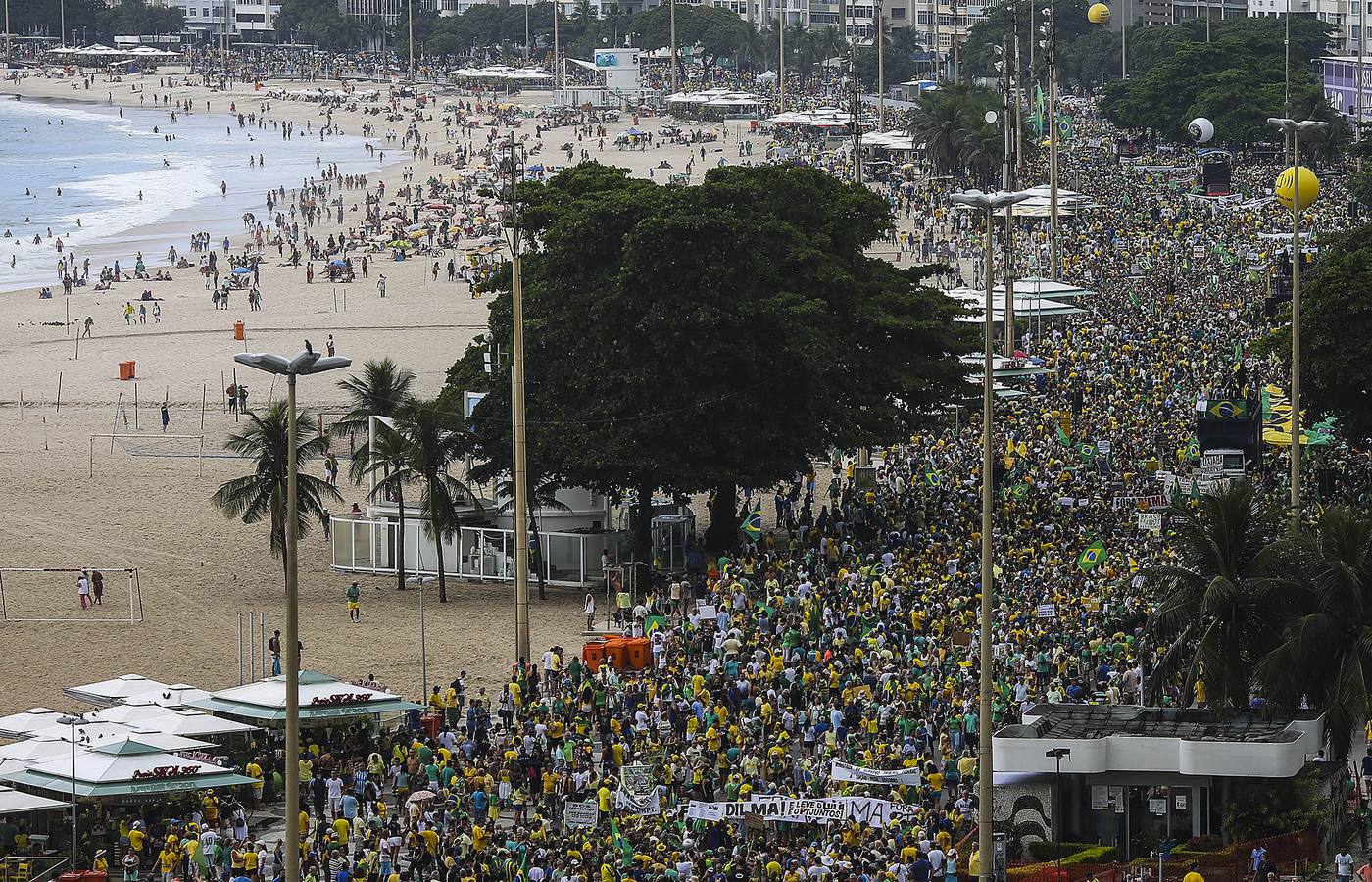 Miles de brasileños se manifiestan contra Rousseff