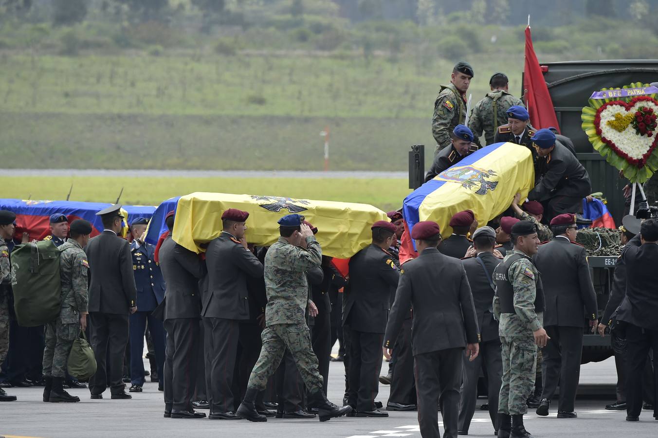 Ecuador despide con honores a los 22 militares fallecidos en un accidente aéreo
