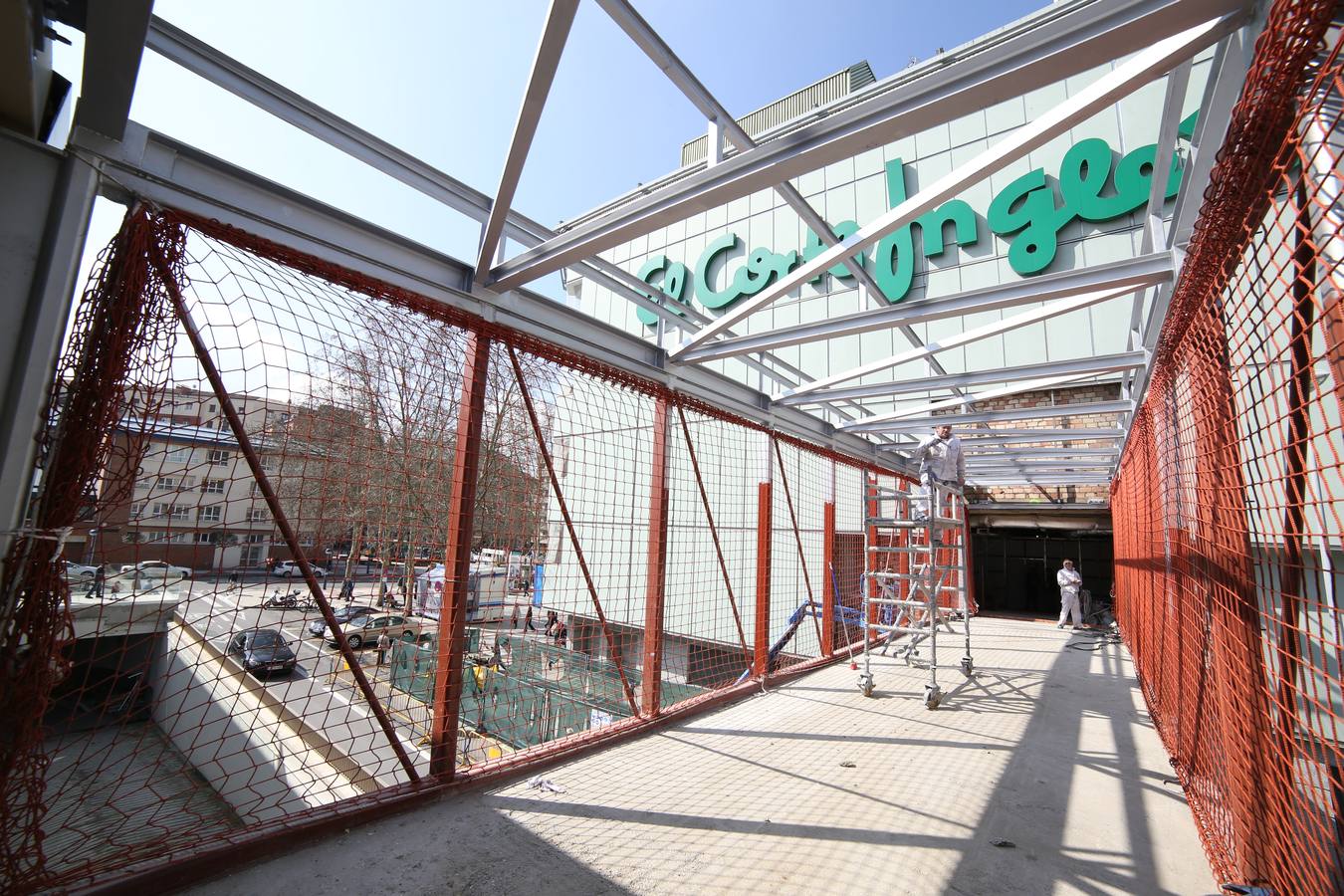 Instalación de la pasarela de El Corte Inglés
