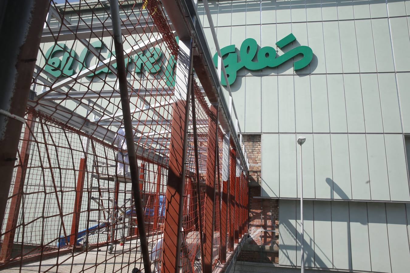 Instalación de la pasarela de El Corte Inglés