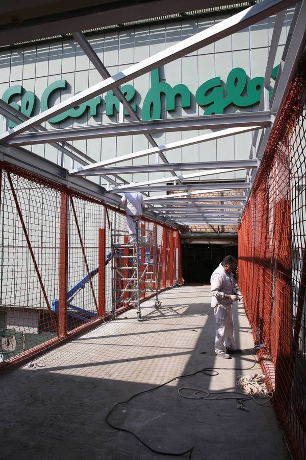 Instalación de la pasarela de El Corte Inglés
