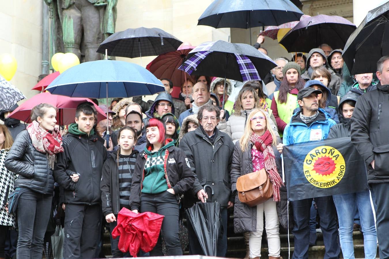 Un centenar de colectivos exigen en Vitoria el cierre definitivo de Garoña