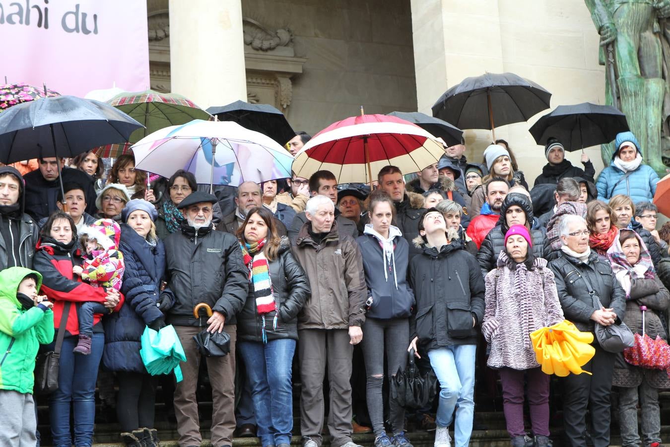 Un centenar de colectivos exigen en Vitoria el cierre definitivo de Garoña