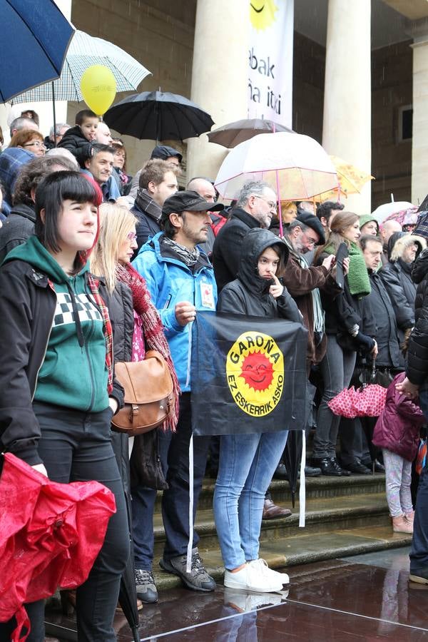 Un centenar de colectivos exigen en Vitoria el cierre definitivo de Garoña