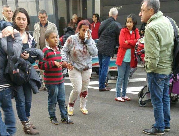 Una mujer herida durante las explosiones en el aeropuerto.