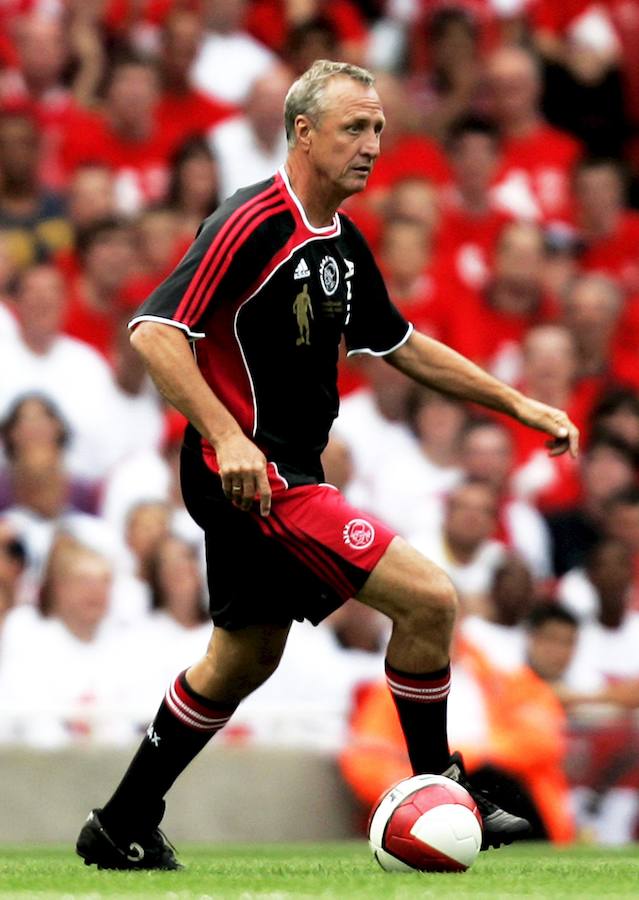 Johan Cruyff durante el partido de despedida de Dennis Bergkamp en Londres, en 2006.