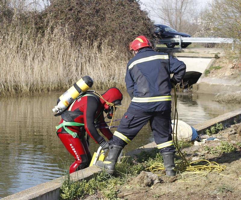 Mueren dos vizcaínos al caer al agua el coche en el que viajaban en Palencia