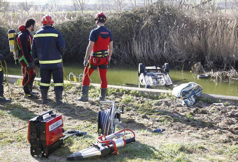 Mueren dos vizcaínos al caer al agua el coche en el que viajaban en Palencia