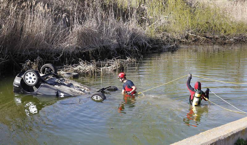 Mueren dos vizcaínos al caer al agua el coche en el que viajaban en Palencia