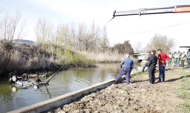 Mueren dos vizcaínos al caer al agua el coche en el que viajaban en Palencia