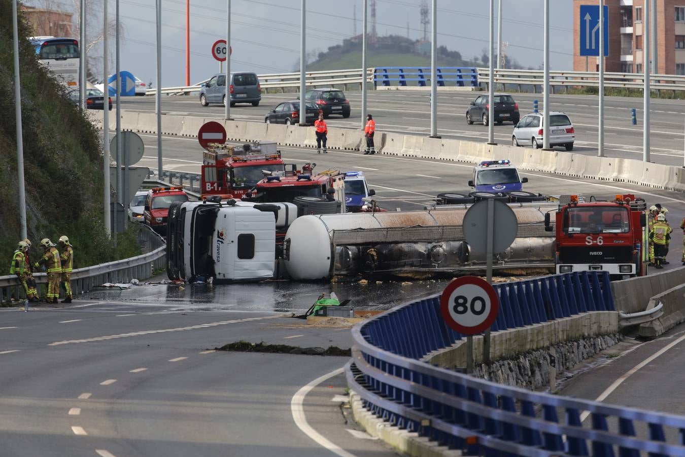 Monumental atasco en la A-8: Un camión cisterna vuelca a la altura de La Peña