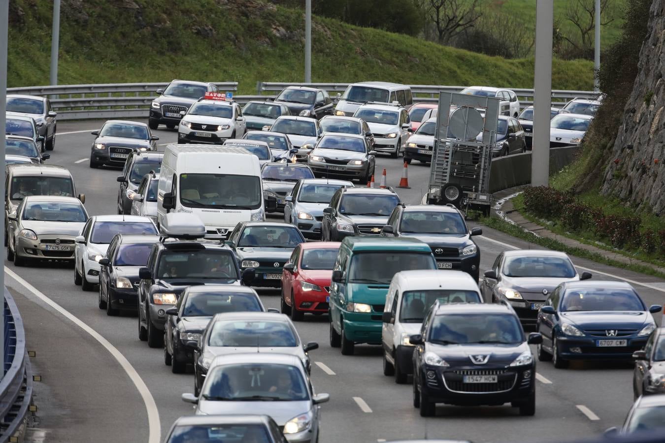 Monumental atasco en la A-8: Un camión cisterna vuelca a la altura de La Peña