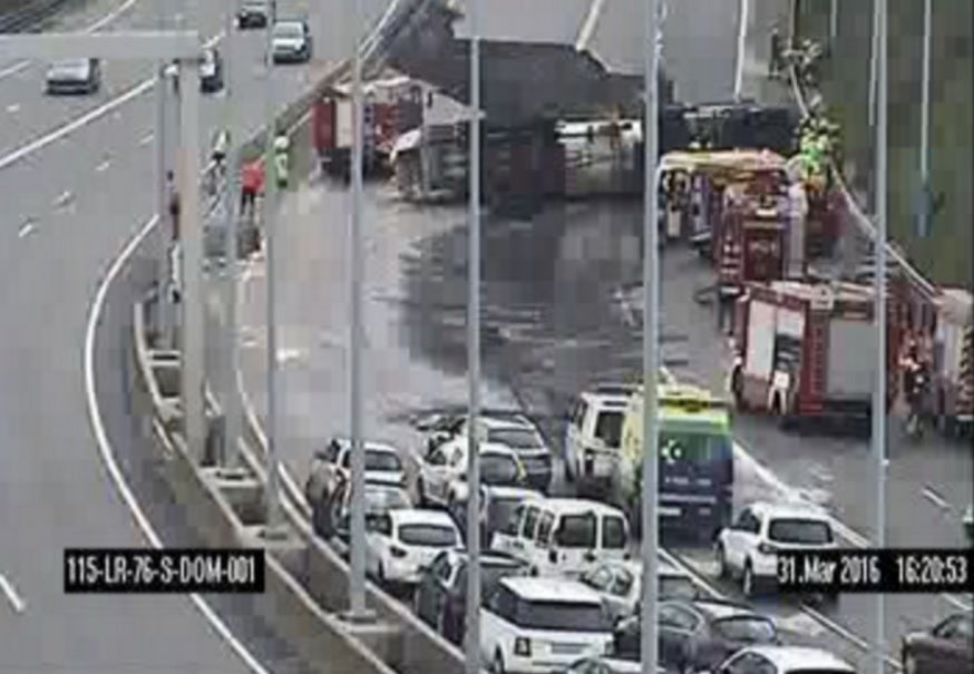 Monumental atasco en la A-8: Un camión cisterna vuelca a la altura de La Peña