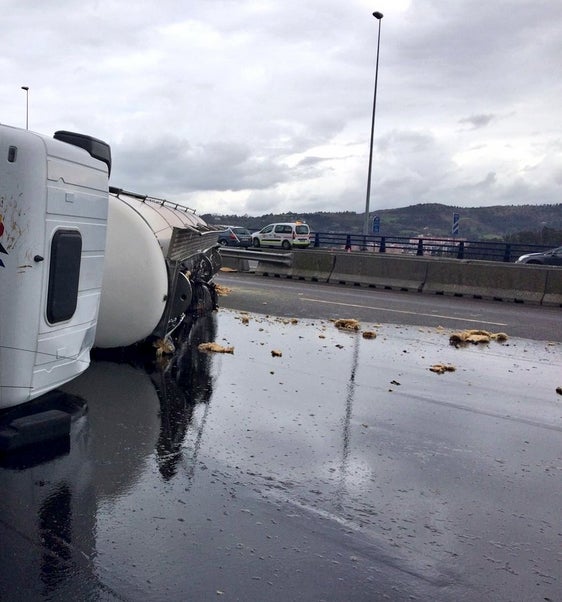 Monumental atasco en la A-8: Un camión cisterna vuelca a la altura de La Peña