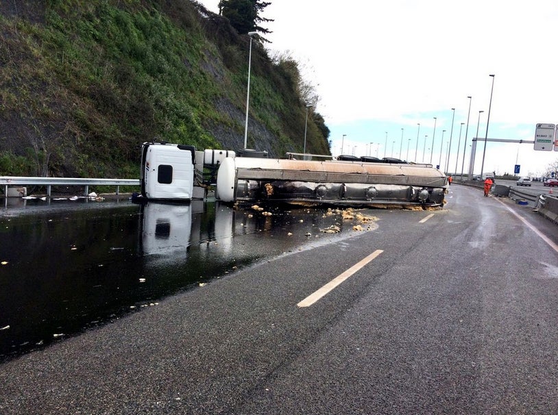 Monumental atasco en la A-8: Un camión cisterna vuelca a la altura de La Peña