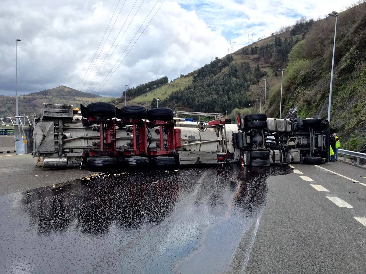 Monumental atasco en la A-8: Un camión cisterna vuelca a la altura de La Peña