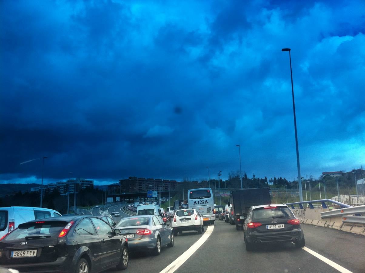 Monumental atasco en la A-8: Un camión cisterna vuelca a la altura de La Peña