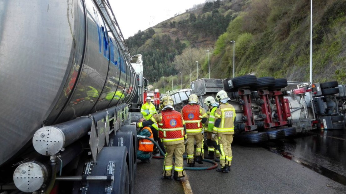 Monumental atasco en la A-8: Un camión cisterna vuelca a la altura de La Peña